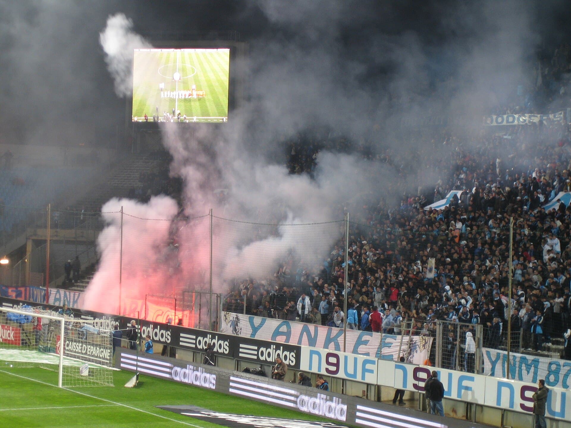 Fumigènes au Virage Nord